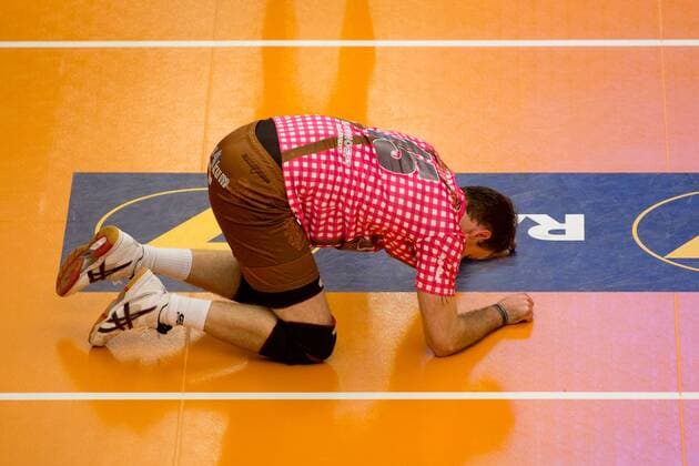 Enttaeuschung bei Roy FRIEDRICH ( 15, HER). Volleyball, VfB Friedrichshafen (FN) - TSV Herrsching (HER), Bundesliga, Saison 2015 2016, Playoff Viertelfinale, 1.Spiel, am 26.03.2016 in Friedrichshafen Z F A R E N A Deutschland. x20160326_114x