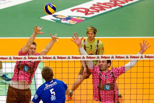 Abwehr Peter ONDROVIC ( 13, HER, links) und Julius HOEFER (HÖFER) ( 5, HER, rechts). Volleyball, VfB Friedrichshafen (FN) - TSV Herrsching (HER), Bundesliga, Saison 2015 2016, Playoff Viertelfinale, 1.Spiel, am 26.03.2016 in Friedrichshafen Z F A R E N A Deutschland. x20160326_115x