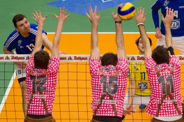 Angriff Adrian Radu GONTARIU ( 13, FN) durch den Abwehr-Block mit Phillip TRENKLER ( 12, HER), Roy FRIEDRICH ( 15, HER) und Daniel MALESCHA ( 11, HER). Volleyball, VfB Friedrichshafen (FN) - TSV Herrsching (HER), Bundesliga, Saison 2015 2016, Playoff Viertelfinale, 1.Spiel, am 26.03.2016 in Friedrichshafen Z F A R E N A Deutschland. x20160326_118x
