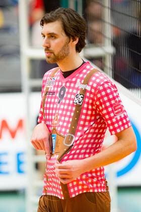 Fingerzeig von Tobias NEUMANN ( 9, HER). Volleyball, VfB Friedrichshafen (FN) - TSV Herrsching (HER), Bundesliga, Saison 2015 2016, Playoff Viertelfinale, 1.Spiel, am 26.03.2016 in Friedrichshafen Z F A R E N A Deutschland. x20160326_123x