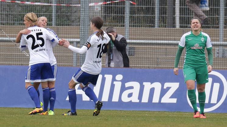 v.li.: Saskia Bartusiak (Frankfurt, 25), Torschützin Mandy Islacker (Frankfurt, 17) und Kerstin Garefrekes (Frankfurt, 18) jubeln über das 1:0, Jubel, Torjubel, Torerfolg, celebrate the goal, goal, celebration, Jubel ueber das Tor, optimistisch, Action, Aktion, Fussball, Allianz Frauen-Bundesliga, 1. FFC Frankfurt - SV Werder Bremen, xozx
