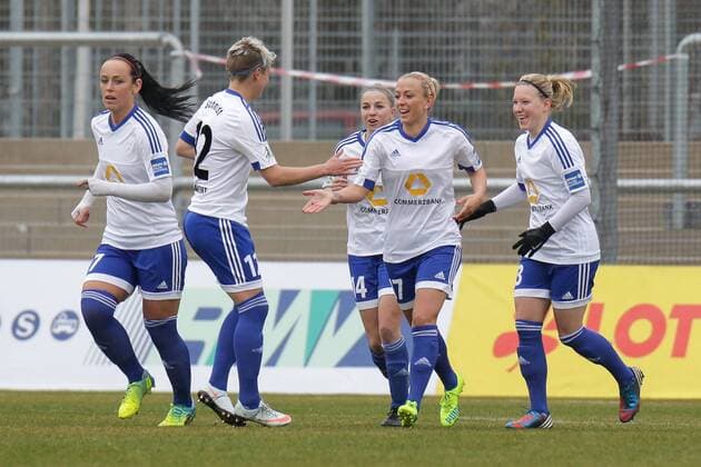 Sophie Schmidt (Frankfurt, 12) beglückwünscht Torschützin Mandy Islacker (Frankfurt, 17) zu ihrem 12. Saisontreffer zum 1:0, Jubel, Torjubel, Torerfolg, celebrate the goal, goal, celebration, Jubel ueber das Tor, optimistisch, Action, Aktion, Fussball, Allianz Frauen-Bundesliga, 1. FFC Frankfurt - SV Werder Bremen, xozx