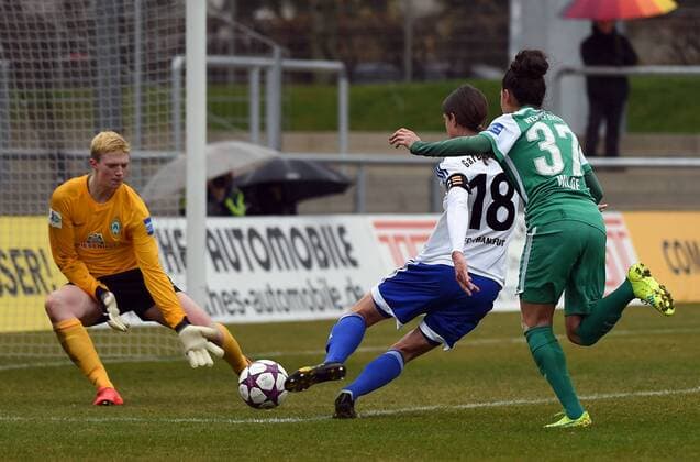 27.03.2016, xjhx, Fussball 1.Bundesliga Damen, 1.FFC Frankfurt - SV Werder Bremen, emspor, v.l. Anna Bockhorst (SV Werder Bremen Damen), Kerstin Garefrekes (1.FFC Frankfurt), Manjou Wilde (SV Werder Bremen Damen)