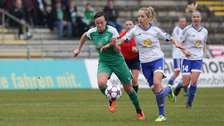 v.li.: Maren Wallenhorst (Bremen, 25), Kathrin-Julia Hendrich (Kathi Hendrich, Frankfurt, 4), Zweikampf, Duell, duel, tackle, Dynamik, Action, Aktion, Fussball, Allianz Frauen-Bundesliga, 1. FFC Frankfurt - SV Werder Bremen, xozx