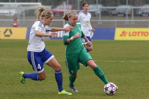 v.li.: Kathrin-Julia Hendrich (Kathi Hendrich, Frankfurt, 4), Pia Sophie Wolter (Bremen, 10), Zweikampf, Duell, duel, tackle, Dynamik, Action, Aktion, Fussball, Allianz Frauen-Bundesliga, 1. FFC Frankfurt - SV Werder Bremen, xozx