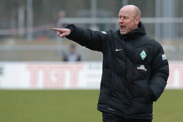 Steffen Rau (Trainer, Bremen), gibt Anweisungen, gestikuliert, mit den Armen gestikulieren, gives instructions, gesticulate, Fussball, Allianz Frauen-Bundesliga, 1. FFC Frankfurt - SV Werder Bremen, xozx