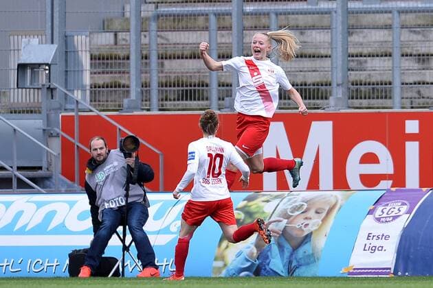 Fußball Allianz Frauen-Bundesliga 17. Spieltag SGS Essen - Turbine Potsdam am 27.03.2016 im Stadion Essen in Essen Torjubel zum 1:0 durch Lea Schüller ( Essen ), hinten - Linda Dallmann ( Essen ), vorne Foto: Osnapix TT