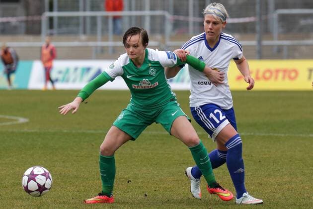 v.li.: Maren Wallenhorst (Bremen, 25), Sophie Schmidt (Frankfurt, 12), Zweikampf, Duell, duel, tackle, Dynamik, Action, Aktion, Fussball, Allianz Frauen-Bundesliga, 1. FFC Frankfurt - SV Werder Bremen, xozx
