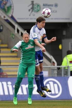 v.li.: Gabriella Toth (Bremen, 15) verliert das Kopfballduell gegen Kerstin Garefrekes (Frankfurt, 18), Kopfball, header, Aktion, Action, Fussball, Allianz Frauen-Bundesliga, 1. FFC Frankfurt - SV Werder Bremen, xozx