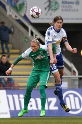 v.li.: Gabriella Toth (Bremen, 15) verliert das Kopfballduell gegen Kerstin Garefrekes (Frankfurt, 18), Kopfball, header, Aktion, Action, Fussball, Allianz Frauen-Bundesliga, 1. FFC Frankfurt - SV Werder Bremen, xozx
