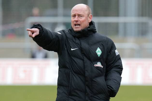 Steffen Rau (Trainer, Bremen), gibt Anweisungen, gestikuliert, mit den Armen gestikulieren, gives instructions, gesticulate, Fussball, Allianz Frauen-Bundesliga, 1. FFC Frankfurt - SV Werder Bremen, xozx