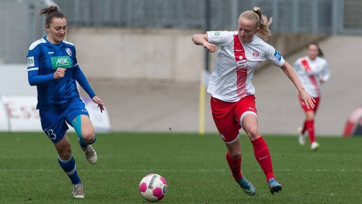 Lidija Kulis (1. FFC Turbine Potsdam, 23) im Laufduell mit Lea Schüller (Schuller, Schueller, SGS Essen, 24), Fussball, Allianz Frauen-Bundesliga, SGS Essen - 1. FFC Turbine Potsdam, xobx