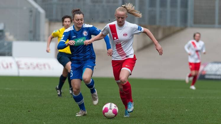 v.li.: Lidija Kulis (1. FFC Turbine Potsdam, 23) im Zweikampf mit Lea Schüller (Schuller, Schueller, SGS Essen, 24), Fussball, Allianz Frauen-Bundesliga, SGS Essen - 1. FFC Turbine Potsdam, xobx