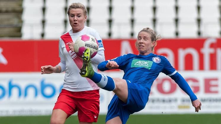 v.li.: Sarah Freutel (SGS Essen, 7) im Zweikampf mit Elise Kellond-Knight (1. FFC Turbine Potsdam, 6), Fussball, Allianz Frauen-Bundesliga, SGS Essen - 1. FFC Turbine Potsdam, xobx