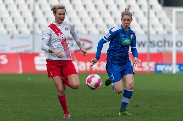 v.li.: Sarah Freutel (SGS Essen, 7) im Laufduell mit Elise Kellond-Knight (1. FFC Turbine Potsdam, 6), Fussball, Allianz Frauen-Bundesliga, SGS Essen - 1. FFC Turbine Potsdam, xobx