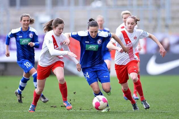 Fußball Allianz Frauen-Bundesliga 17. Spieltag SGS Essen - Turbine Potsdam am 27.03.2016 im Stadion Essen in Essen Jana Feldkamp ( Essen ), links - Ilaria Mauro ( Potsdam ), mitte - Jacqueline Klasen ( Essen ), rechts Foto: Osnapix TT