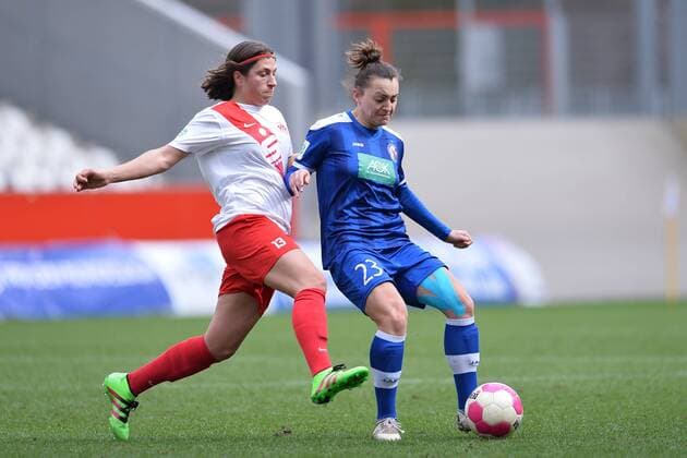 Fußball Allianz Frauen-Bundesliga 17. Spieltag SGS Essen - Turbine Potsdam am 27.03.2016 im Stadion Essen in Essen Charline Hartmann ( Essen ), links - Lidija Kulis ( Potsdam ), rechts Foto: Osnapix TT