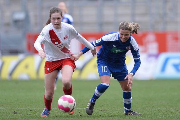 Bilder des Tages - SPORT Fußball Allianz Frauen-Bundesliga 17. Spieltag SGS Essen - Turbine Potsdam am 27.03.2016 im Stadion Essen in Essen Jana Feldkamp ( Essen ), links - Patricia Hanebeck ( Potsdam ), rechts Foto: Osnapix TT