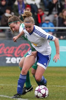 v.li.: Marie-Louise Eta (Bremen, 6) greift Jackie Groenen (Frankfurt, 14) an den Oberschenkel, Zweikampf, Duell, duel, tackle, Dynamik, Action, Aktion, Fussball, Allianz Frauen-Bundesliga, 1. FFC Frankfurt - SV Werder Bremen, xozx