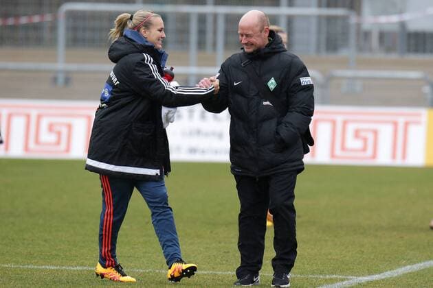 v.li.: Laura Störzel (Laura Stoerzel, Frankfurt, 3) begrüßt Steffen Rau (Trainer, Bremen), Fussball, Allianz Frauen-Bundesliga, 1. FFC Frankfurt - SV Werder Bremen, xozx