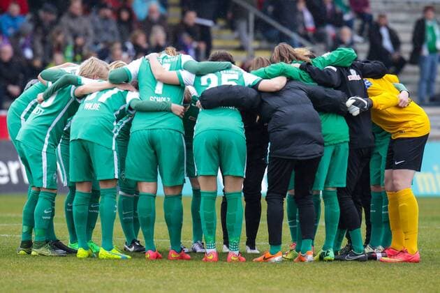 Die Spielerinnen des SV Werder Bremen vor dem Anpfiff, bilden einen Kreis, schwören sich mit einem Mannschaftskreis, Teamkreis, Konzentration, Kameradschaft, Ansprache, Motivation, vor dem Anpfiff ein, Fussball, Allianz Frauen-Bundesliga, 1. FFC Frankfurt - SV Werder Bremen, xozx
