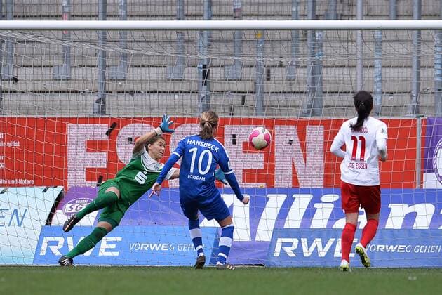 Fußball Allianz Frauen-Bundesliga 17. Spieltag SGS Essen - Turbine Potsdam am 27.03.2016 im Stadion Essen in Essen Patricia Hanebeck ( Potsdam ), mitte trifft zum 1:1 Foto: Osnapix TT