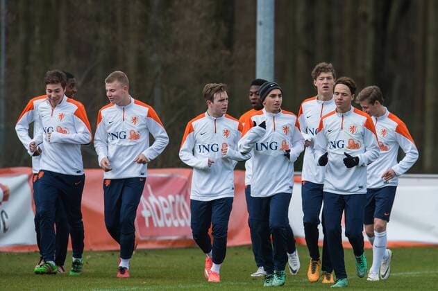 (L-R) Carel Eiting of The Netherlands U19, Rick van Drongelen of The Netherlands U19, Martijn Berden of The Netherlands U19, Adelhak Nouri of The Netherlands U19, Sam Lammers of The Netherlands U19, Vince Gino Dekker of The Netherlands U19, Frenkie de Jong of Netherlands U19 Training session Netherlands U19 Topvoetbal 2015 2016 xVIxGerritxvanxKeulenxIVx 5223709