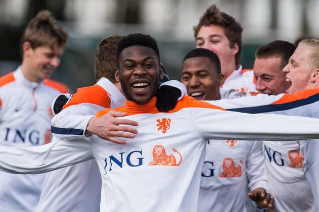Timothy Fosu-Mensah of The Netherlands U19 celebrate a point at a footvolley match Training session Netherlands U19 Topvoetbal 2015 2016 xVIxGerritxvanxKeulenxIVx 5223740