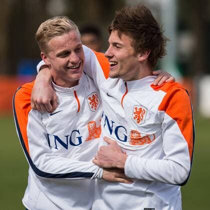 (L-R) Donny van de Beek of The Netherlands U19, Hidde ter Avest of The Netherlands U19 Training session Netherlands U19 Topvoetbal 2015 2016 xVIxGerritxvanxKeulenxIVx 5223742