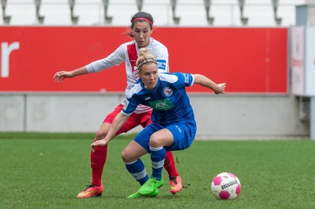 v.li.: Sara Doorsoun (SGS Essen, 23) im Zweikampf mit Svenja Huth (1. FFC Turbine Potsdam, 9), Fussball, Allianz Frauen-Bundesliga, SGS Essen - 1. FFC Turbine Potsdam, xobx
