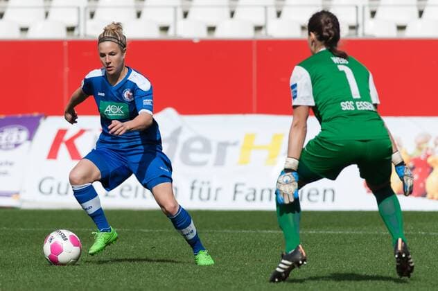 v.li.: Svenja Huth (1. FFC Turbine Potsdam, 9) am Ball, Torhüterin, Torwart Lisa Weiß (Weiss, SGS Essen, 1), Fussball, Allianz Frauen-Bundesliga, SGS Essen - 1. FFC Turbine Potsdam, xobx