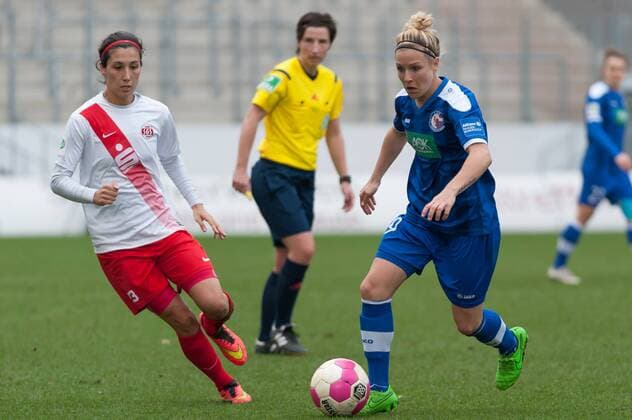 v.li.: Sara Doorsoun (SGS Essen, 23) im Zweikampf mit Svenja Huth (1. FFC Turbine Potsdam, 9), Fussball, Allianz Frauen-Bundesliga, SGS Essen - 1. FFC Turbine Potsdam, xobx