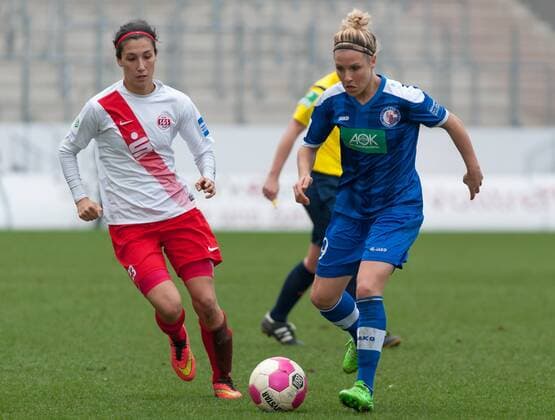 v.li.: Sara Doorsoun (SGS Essen, 23) im Zweikampf mit Svenja Huth (1. FFC Turbine Potsdam, 9), Fussball, Allianz Frauen-Bundesliga, SGS Essen - 1. FFC Turbine Potsdam, xobx