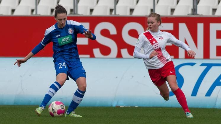 v.li.: Ilaria Mauro (1. FFC Turbine Potsdam, 24) im Zweikampf mit Janina Meißner (Meissner, SGS Essen, 15), Fussball, Allianz Frauen-Bundesliga, SGS Essen - 1. FFC Turbine Potsdam, xobx
