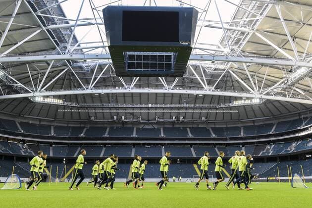 160327 Spelarna värmer upp inne pa Friends Arena under Sveriges fotbollslandslags träning den 27 mars 2016 i Stockholm.  Copyright: JOELxMARKLUND BB160327JM003