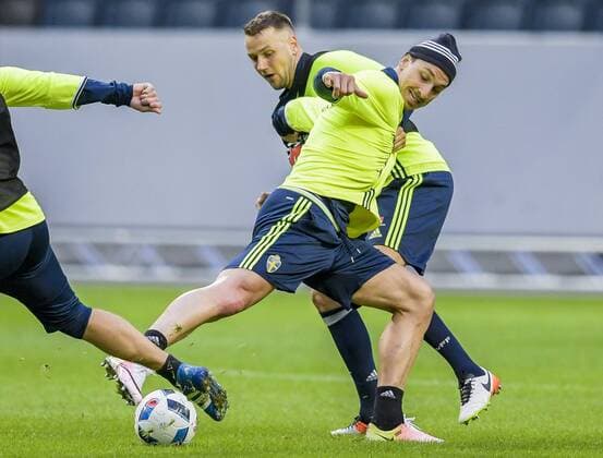 160327 Zlatan Ibrahimovic i en duell ned Pontus Wernbloom och Alexander Milosevic under Sveriges fotbollslandslags träning den 27 mars 2016 i Stockholm.  Copyright: JOELxMARKLUND BB160327JM021
