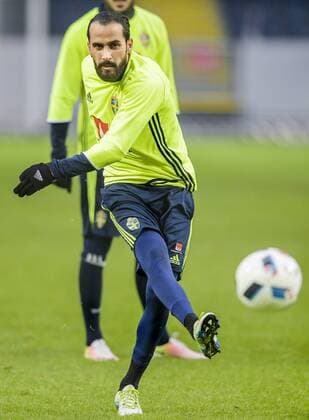 160327 Erkan Zengin under Sveriges fotbollslandslags träning den 27 mars 2016 i Stockholm.  Copyright: JOELxMARKLUND BB160327JM026
