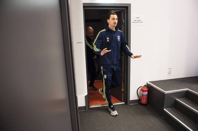 Fußball, Zlatan Ibrahimovic - PK Nationalteam Schweden 160327 Zlatan Ibrahimovic pa väg in till en presskonferens efter Sveriges fotbollslandslags träning den 27 mars 2016 i Stockholm.  Copyright: JOELxMARKLUND BB160327JM039