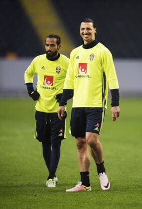 160327 Erkan Zengin och Zlatan Ibrahimovic under Sveriges fotbollslandslags träning den 27 mars 2016 i Stockholm.  Copyright: JOELxMARKLUND BB160327JM052