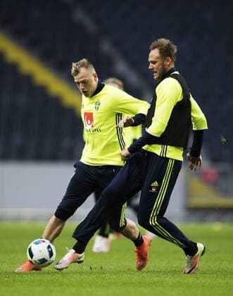160327 John Guidetti och Andreas Granqvist under Sveriges fotbollslandslags träning den 27 mars 2016 i Stockholm.  Copyright: JOELxMARKLUND BB160327JM057