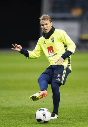 160327 Oscar Lewicki under Sveriges fotbollslandslags träning den 27 mars 2016 i Stockholm.  Copyright: JOELxMARKLUND BB160327JM058