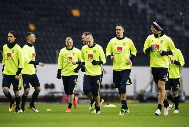 160327 Albin Ekdal, Alexander Milosevic, John Guidetti, Andreas Granqvist, Victor Nilsson Lindelöf, Mikael Lustig och Zlatan Ibrahimovic under Sveriges fotbollslandslags träning den 27 mars 2016 i Stockholm.  Copyright: JOELxMARKLUND BB160327JM065