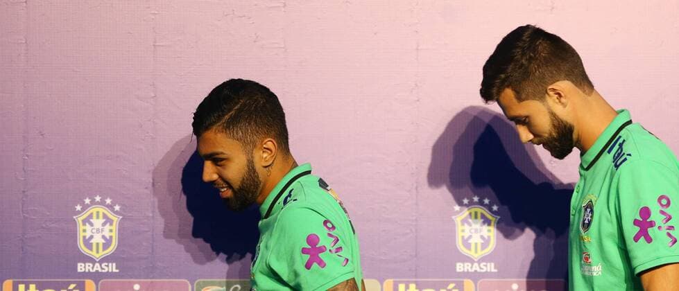 Brazilian national soccer team players Gabriel Barbosa (L) and Felipe Augusto (R) attend a presser at Vila Ventura hotel in Viamao, Brazil, 27 March 2016, prior to 29 March s Russia 2018 World Cup qualifying match before Paraguay. EFE Silvio Avila BRAZILIAN NATIONAL SOCCER TEAM PRESSER !ACHTUNG: NUR REDAKTIONELLE NUTZUNG!  VIA005 20160327-635947067364314167