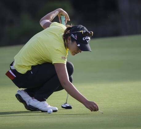 March 27, 2016: Lydia Ko tries to move a bug off of the green to clear her putt during the final round of the Kia Classic at Aviara Golf Club in Carlsbad, California. Lydia Ko wins by 19 under for the tournament. LPGA Golf Damen 2016: Kia Classic MAR 27 - ZUMAc04_