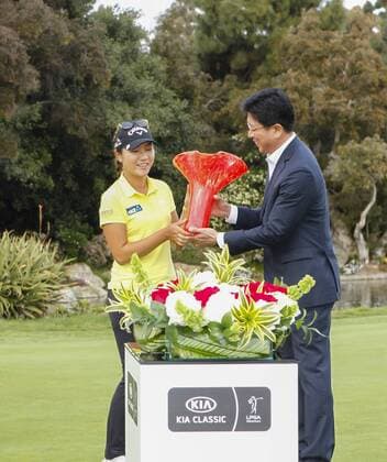 March 27, 2016: Lydia Ko is handed the trophy after the final round of the Kia Classic at Aviara Golf Club in Carlsbad, California. Lydia Ko wins by 19 under for the tournament. LPGA Golf Damen 2016: Kia Classic MAR 27 - ZUMAc04_