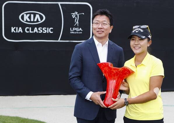 March 27, 2016: Lydia Ko stands with the Kia Classic trophy after the final round of the Kia Classic at Aviara Golf Club in Carlsbad, California. Lydia Ko wins by 19 under for the tournament. LPGA Golf Damen 2016: Kia Classic MAR 27 - ZUMAc04_