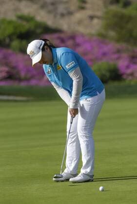March 27, 2016: Inbee Park putts for a birdie on the 13th green during the final round of the Kia Classic at Aviara Golf Club in Carlsbad, California. Lydia Ko wins by 19 under for the tournament. LPGA Golf Damen 2016: Kia Classic MAR 27 - ZUMAc04_