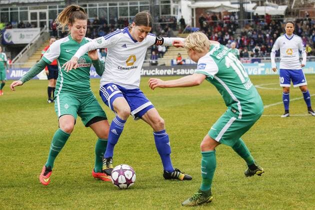 Frankfurt Kerstin Garefrekes (FFC, 18) setzt sich gegen Lisa-Marie Scholz (Bremen, 7) und Betsy Doon Hassett (Bremen, 16) durch. , Copyright: RRZ Eibner-Pressefoto EP_RRZ