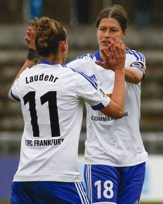 Frankfurt Tor fuer Frankfurt. Die zweifache Torschuetzin Kerstin Garefrekes (FFC, 18) laeuft zur Vorlagengeberin Simone Laudehr (FFC, 11) und bedankt sich. , Copyright: RRZ Eibner-Pressefoto EP_RRZ