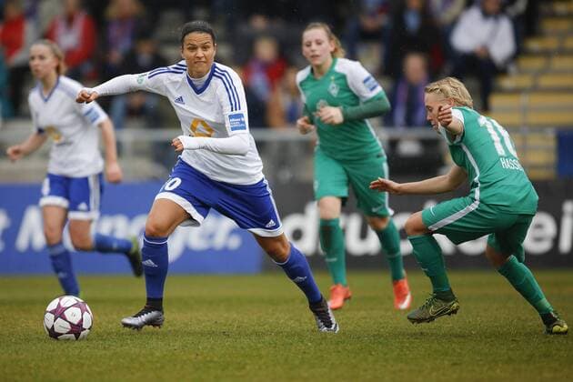 Frankfurt Dzsenifer Marozsan (FFC, 10) Maroszn, fuehrt den Ball, rechts Betsy Doon Hassett (Bremen, 16) , Copyright: RRZ Eibner-Pressefoto EP_RRZ